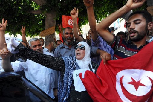Tunisia Protesters Moderates Group w Flags