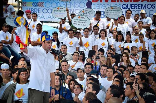 Opposition Unites Behind Capriles Against Chavez in Venezuela
