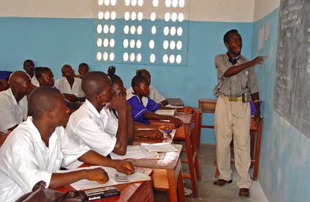 A secondary school class in Pendembu, Kailahun District.