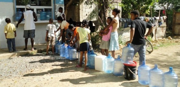 Esperanza International Africans Line up For Water With Jugs
