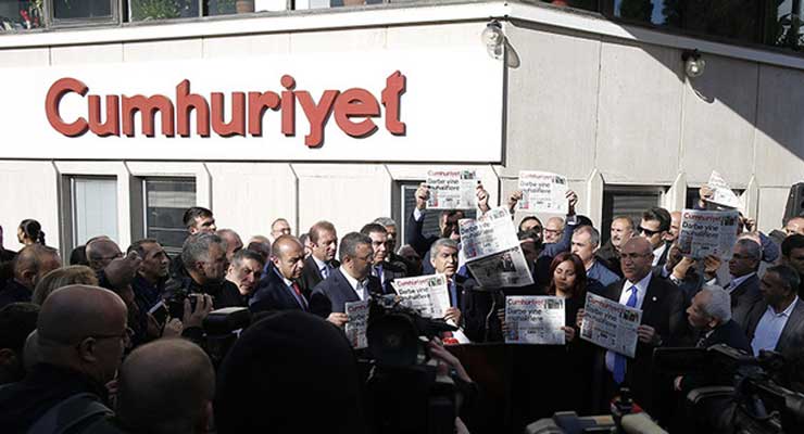 Turkey Shuts Newspapers and Arrests Journalists